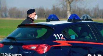 Auto fa slalom tra i passanti e si schianta: due arresti, la dinamica