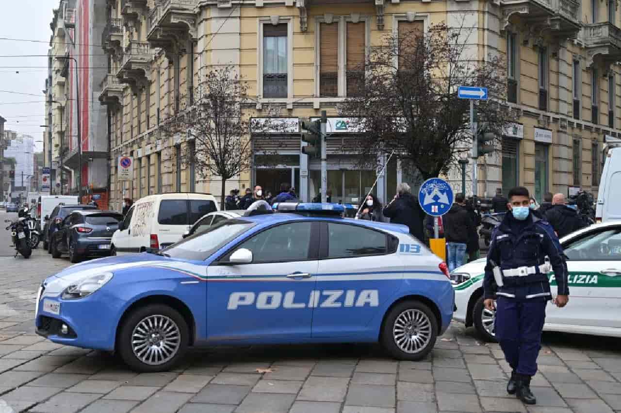 Ladro d'Auto sorpreso dalla polizia e giustifica: "Il proprietario è mio amico"