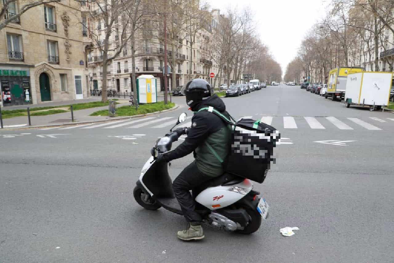 Cliente aggredisce e rapina rider mentre gli consegna la cena: in manette