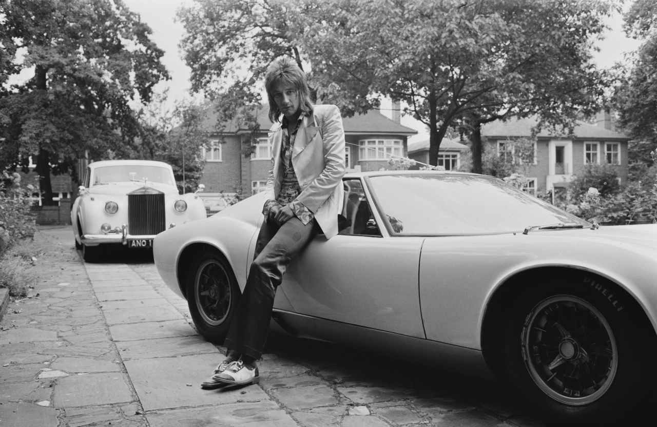 LRod Stewart posa sulla sua Lamborghini Miura P400 SV, come quella di Giuseppe Caprioli (foto Getty)