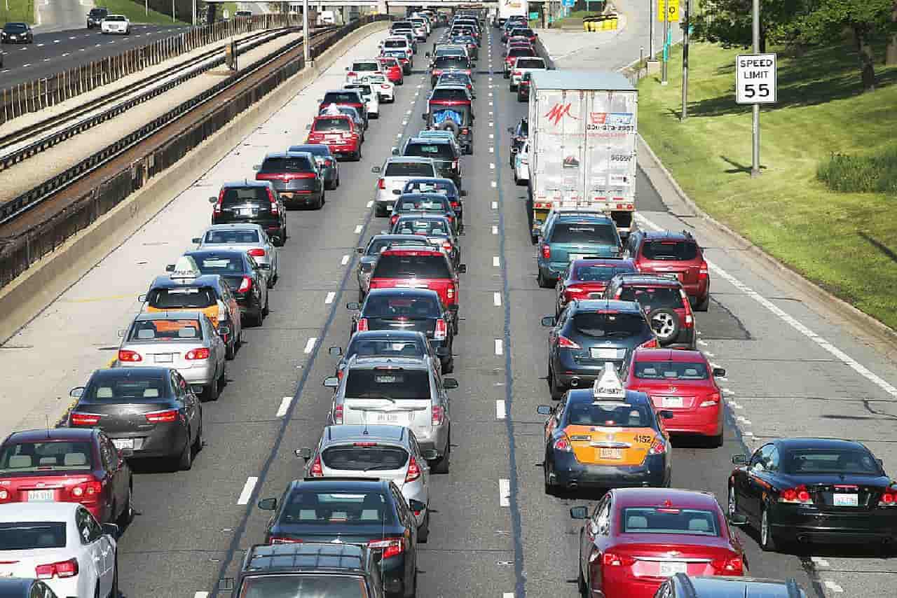 Multe a moto e scooter che passano tra le Auto in fila: proteste in Francia