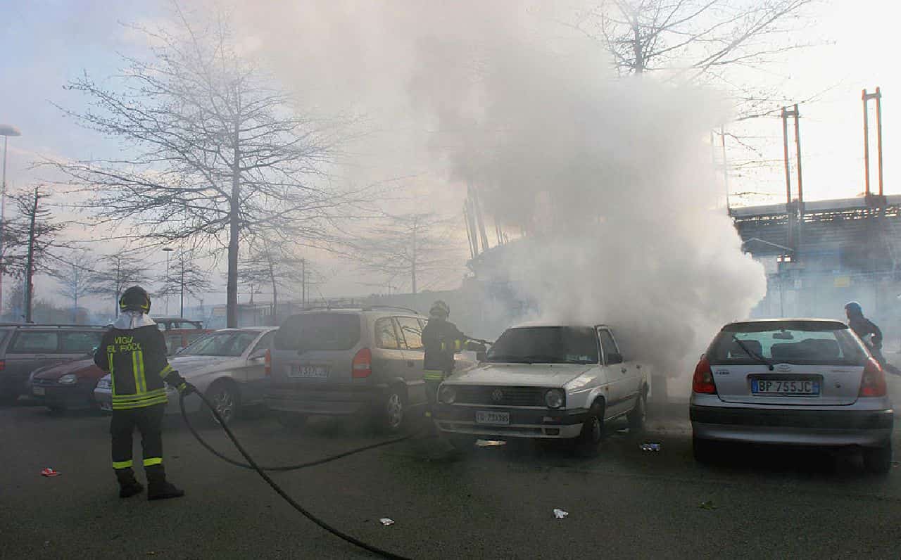 Provoca un tamponamento e si vendica incendiando le Auto della "vittima"