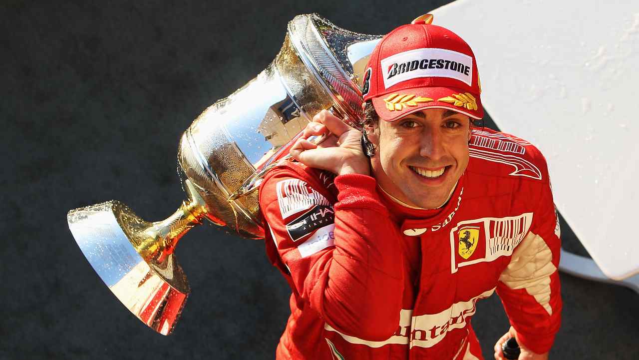 Fernando Alonso festeggia la vittoria al GP Bahrain 2010 (foto Getty)