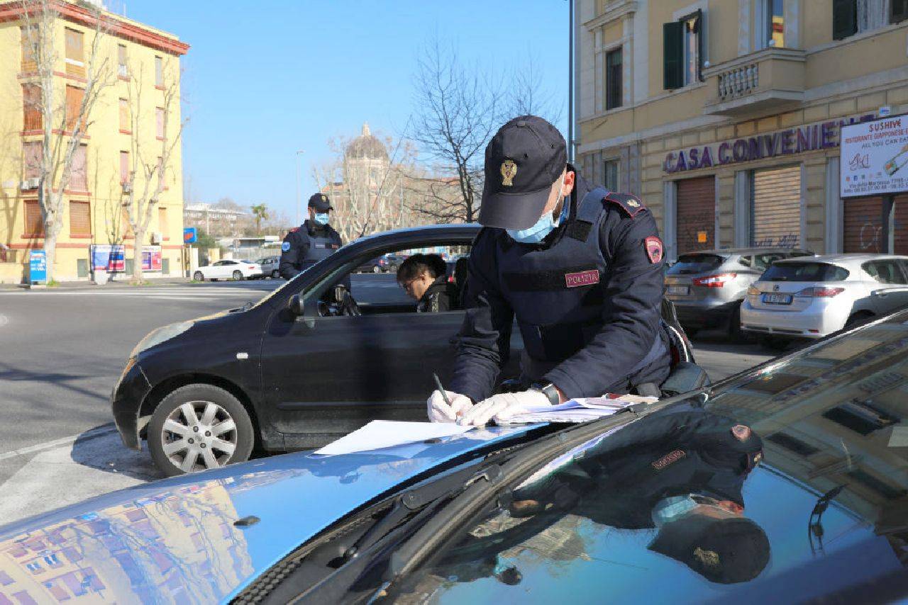 Ubriaco in Auto, vuole scappare dal posto di blocco e si schianta nel muro