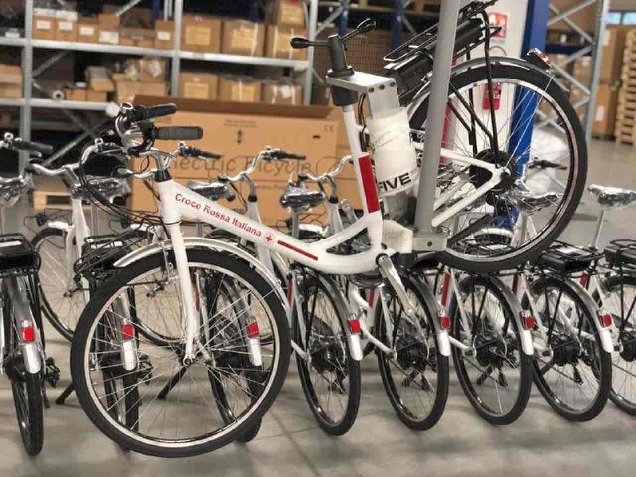 Covid-19, l’aiuto della Croce Rossa Italiana arriva in eBike. Spesa a domicilio, consegna farmaci e beni di prima necessità