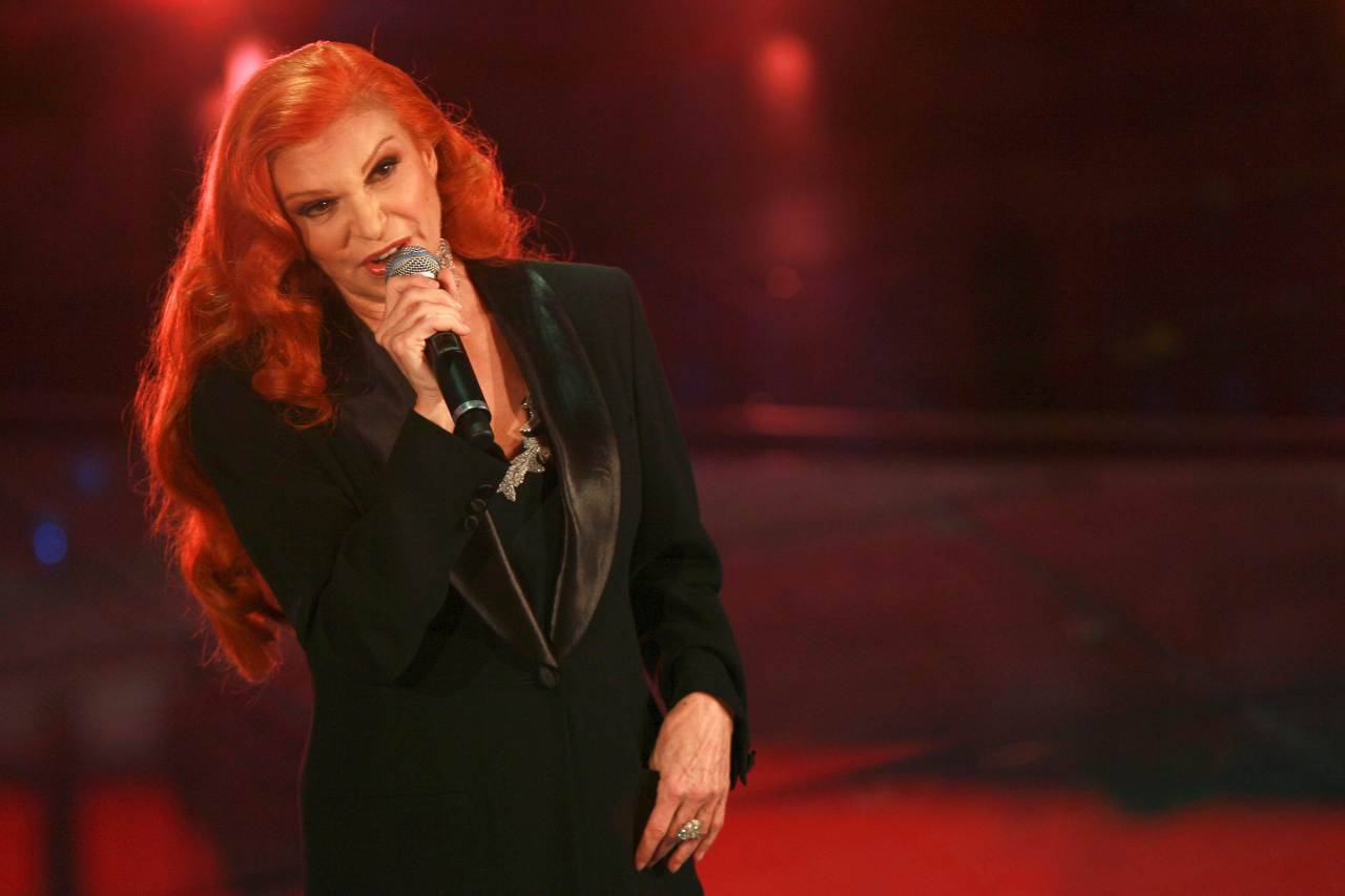 Auto e nostalgia al Festival di Sanremo: Milva esegue "The show must go on" (foto Getty)