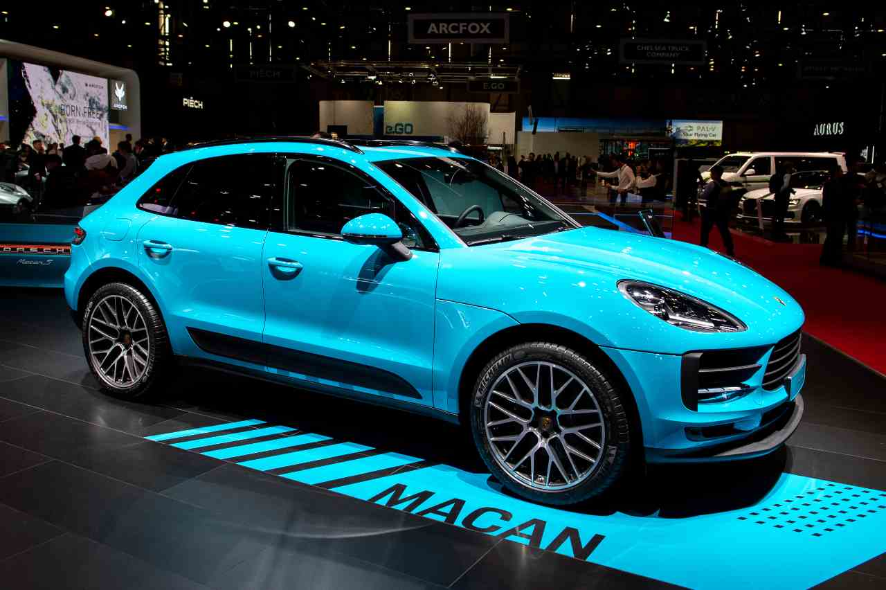 Porsche Macan, il parcheggio è un disastro: paura per un campione - Video