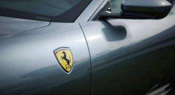 Parcheggia una Ferrari 812 GTS in folle, l’epilogo è tragicomico | Foto