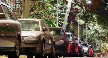Aiuta un’automobilista a parcheggiare poi libera lo spazio: il video esilarante