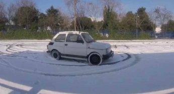 Fiat 126, che potenza: derapate sulle neve. Il video in azione