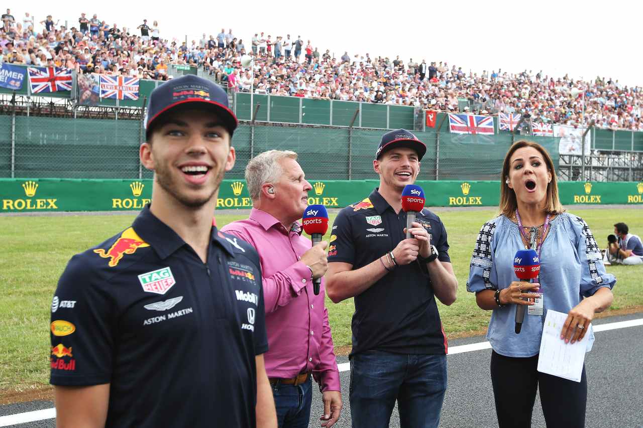 Johnny Herbert, in camicia rosa, in un'immagine di repertorio mentre intervista Gasly e Verstappen (foto Getty)