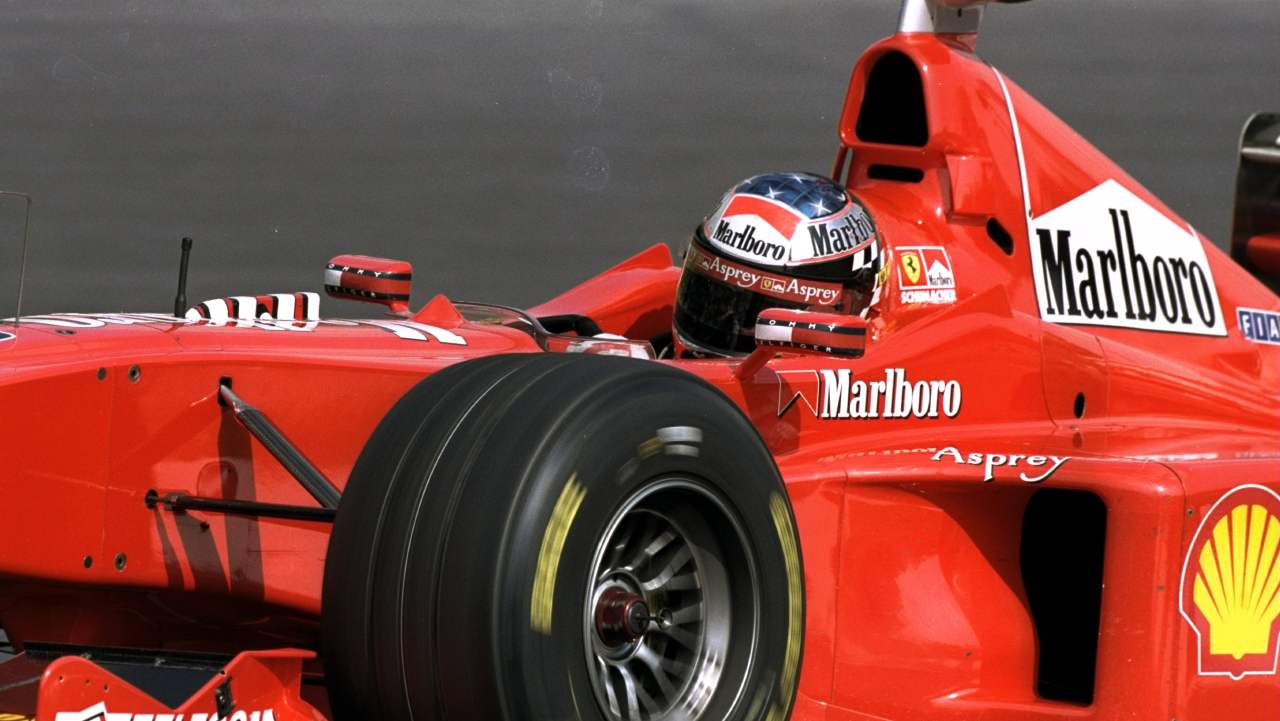 Michael Schumacher al volante della Ferrari nella stagione 1998 (foto Getty)