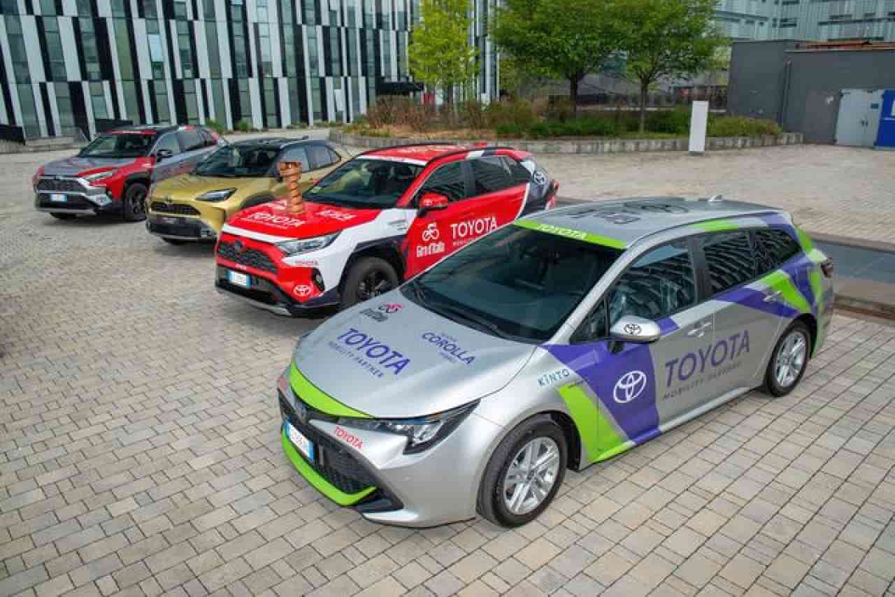 Giro d'Italia, Toyota è l'auto ufficiale: la consegna delle vetture