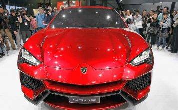 Lamborghini Urus salta sopra l'Aventador: il video è spettacolare