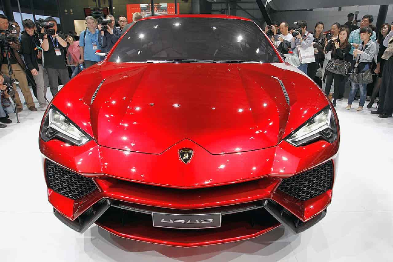 Lamborghini Urus salta sopra l'Aventador: il video è spettacolare