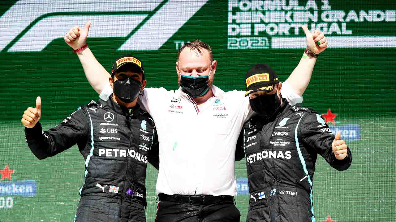 Hamilton con Bottas, podio Mercedes