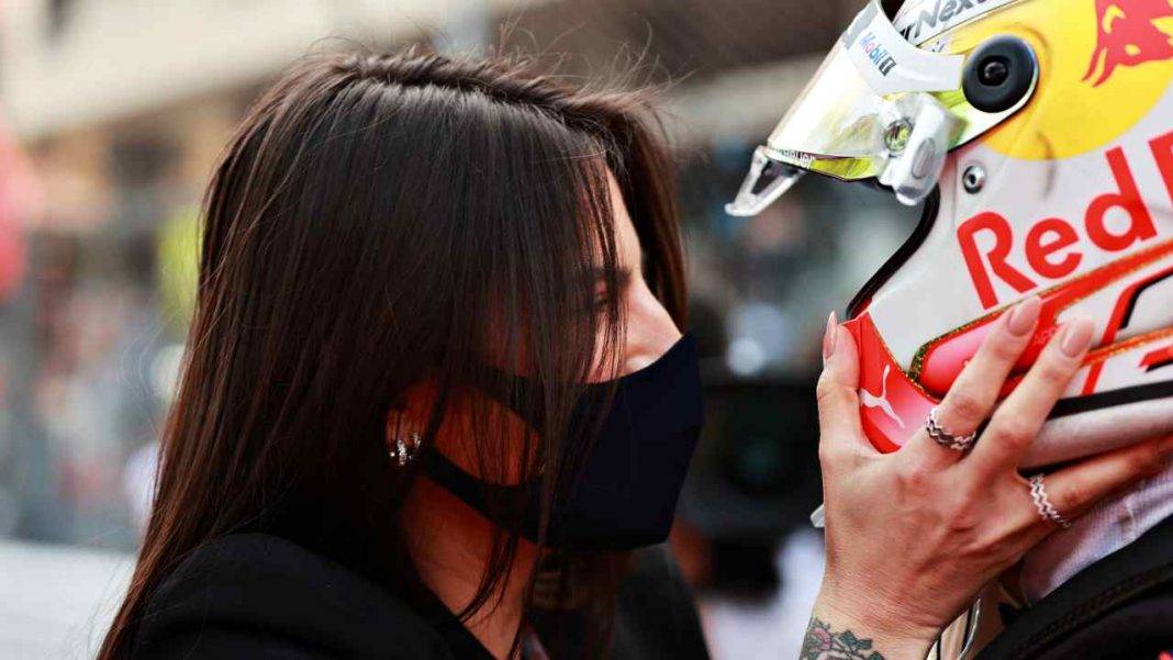 Verstappen, vittoria e bacio alla fidanzata Kelly Piquet: la foto è