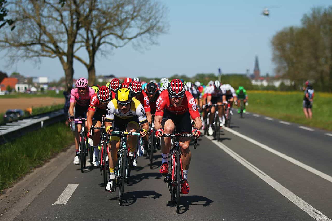 Giro d'Italia, ammiraglia investe il ciclista Pieter Serry. Il Video dell'incidente