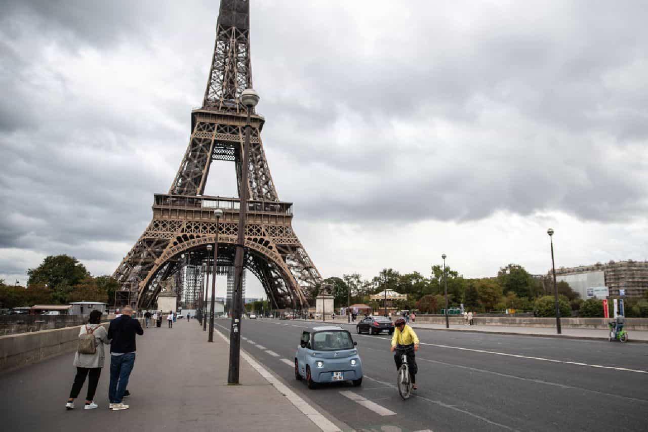 Parigi, in centro stop a tutte le auto dal 2022: la storica decisione