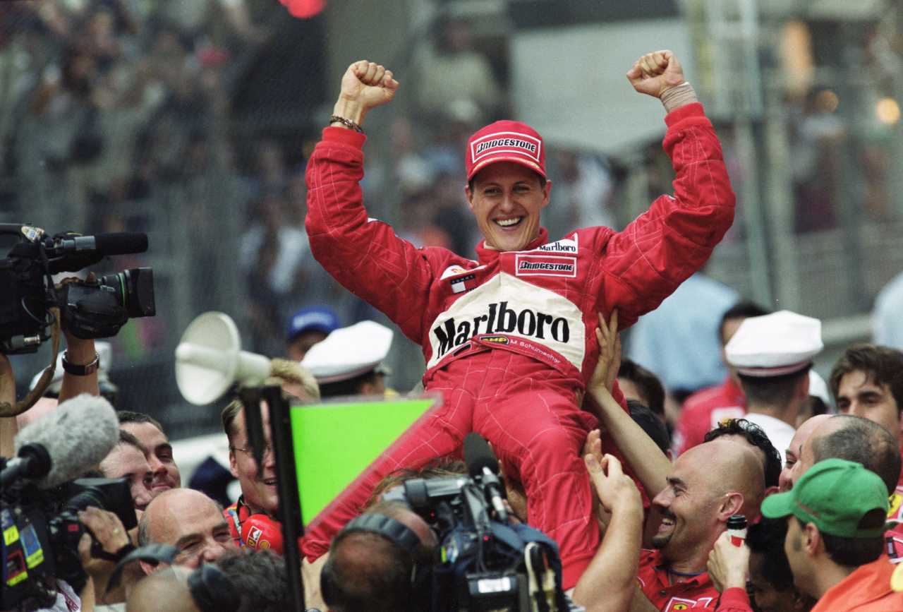 Michael Schumacher trionfa in ferrari al GP Monaco 2001 (foto Getty)