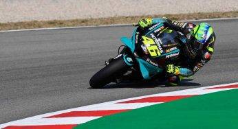 MotoGP, Valentino Rossi cade in Gara a Barcellona: il video della scivolata