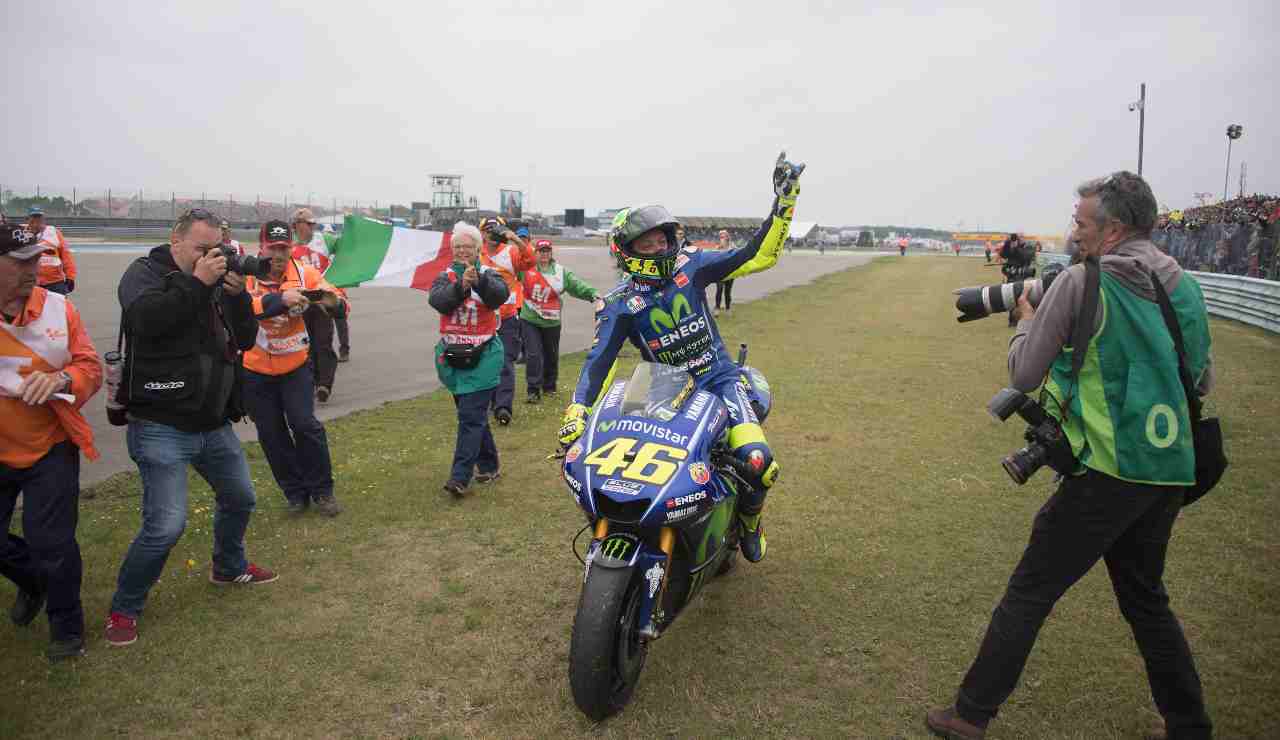 Valentino Rossi festeggia ad Assen