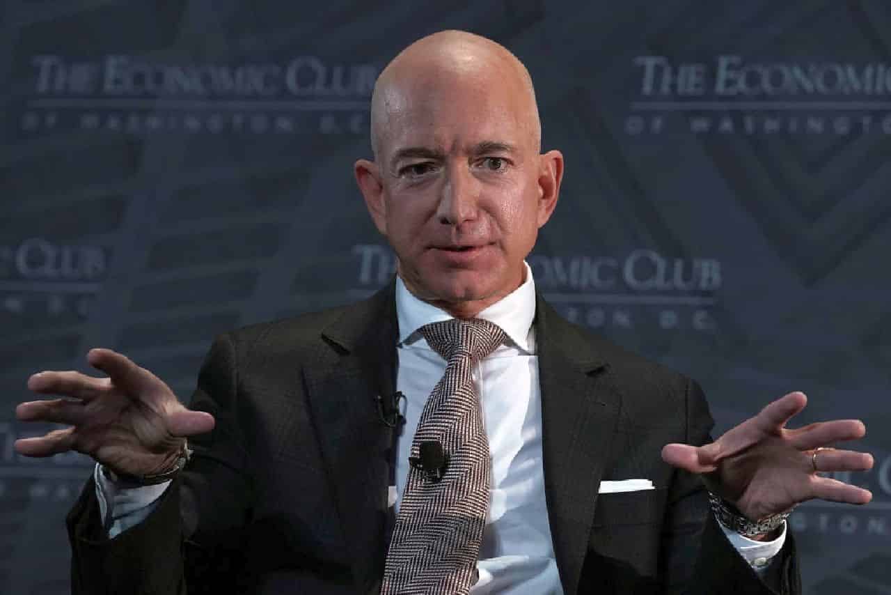 Jeff Bezos, venduto il biglietto per il viaggio nello spazio: il costo è impressionante