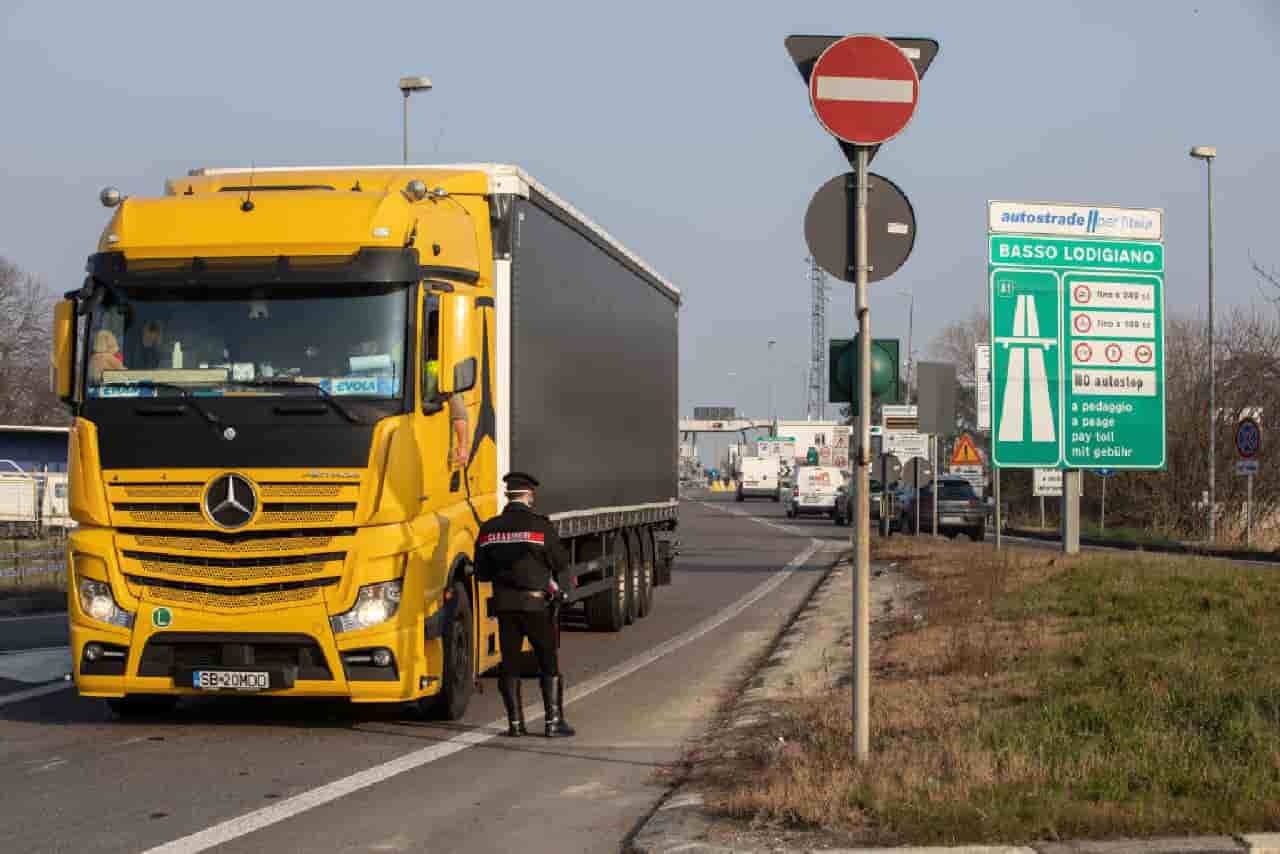 Camion contromano in autostrada per 1 km: fermato e multato - Video