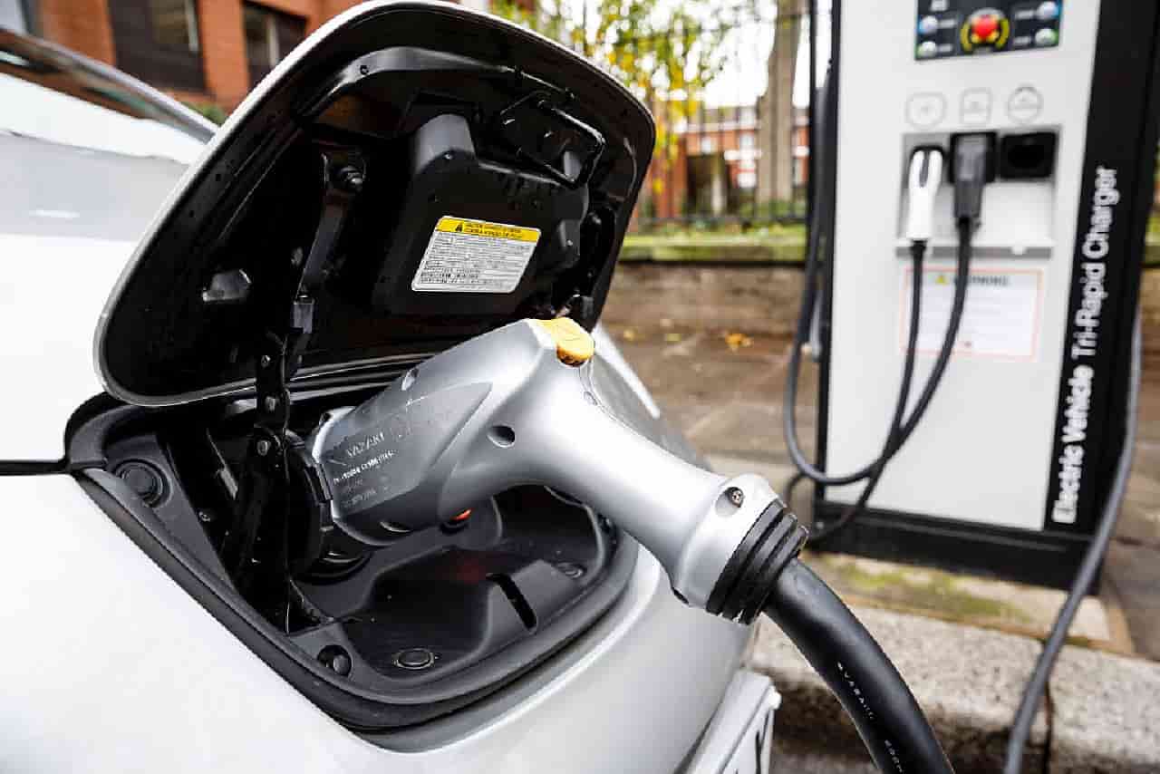 Auto Elettriche, colonnine di ricarica obbligatorie dal benzinaio: il progetto