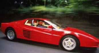 Ferrari Testarossa, accelerazione e slalom in autostrada: il video è da brivido