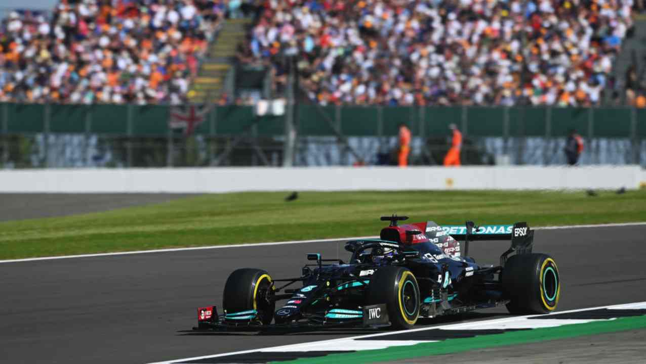 Lewis Hamilton accorcia su Verstappen nella classifica mondiale di Formula 1