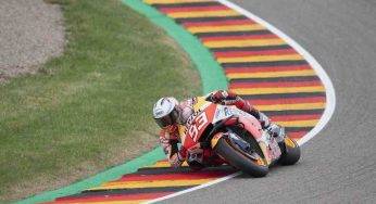 Marquez, che acrobazie in motocross: la mano è ridotta male, la foto