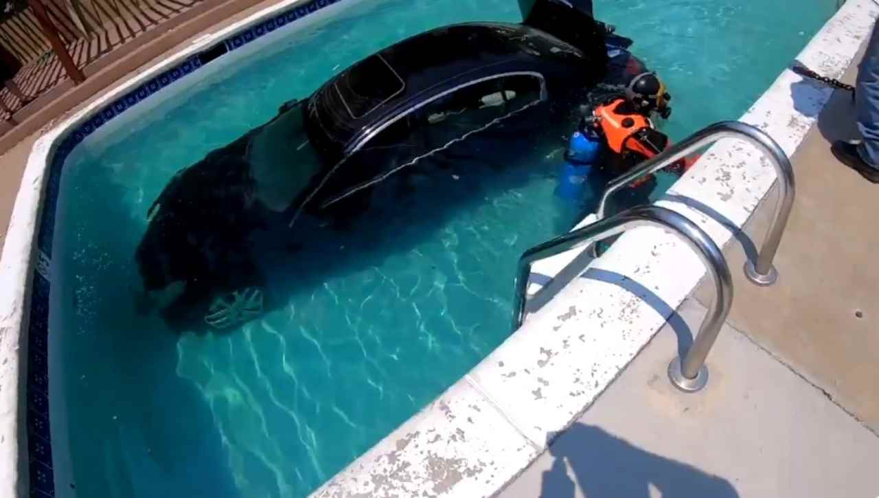 auto in piscina