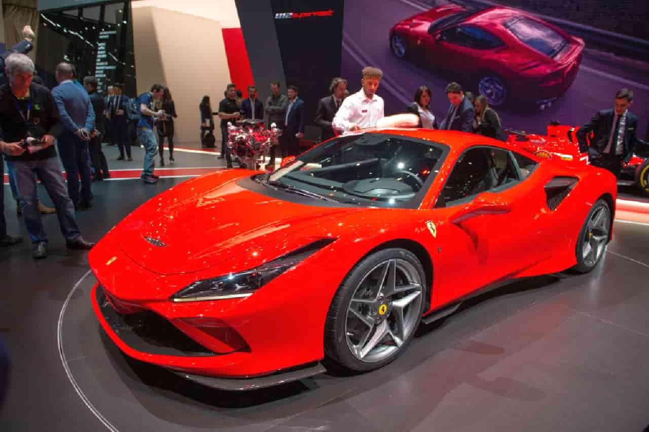 Con la Ferrari da Roma a Capo Nord per andare "più veloci" di Google