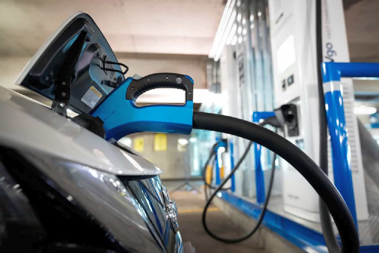 Auto Elettriche, dalla Cina il primo modello senza volante e pedali - Video