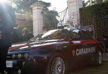 Saltano nudi sull'Auto dei carabinieri: arrestati due turisti tedeschi