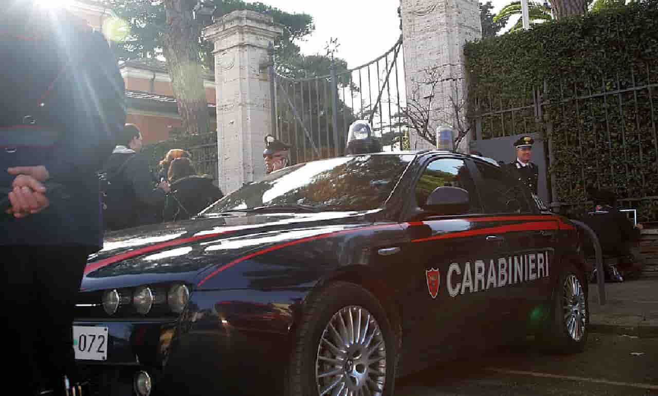 Saltano nudi sull'Auto dei carabinieri: arrestati due turisti tedeschi