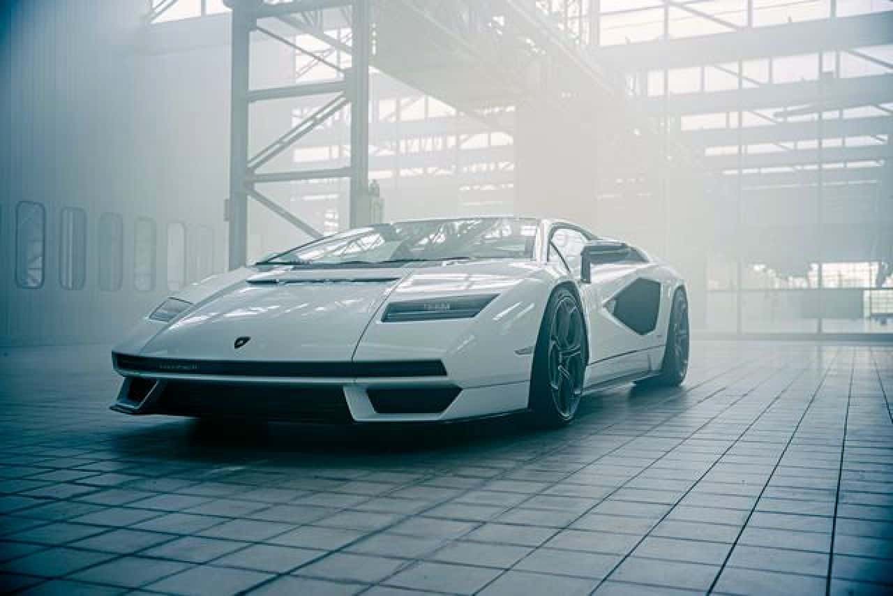 Lamborghini, è ufficiale: torna la "mitica" Countach: foto e caratteristiche