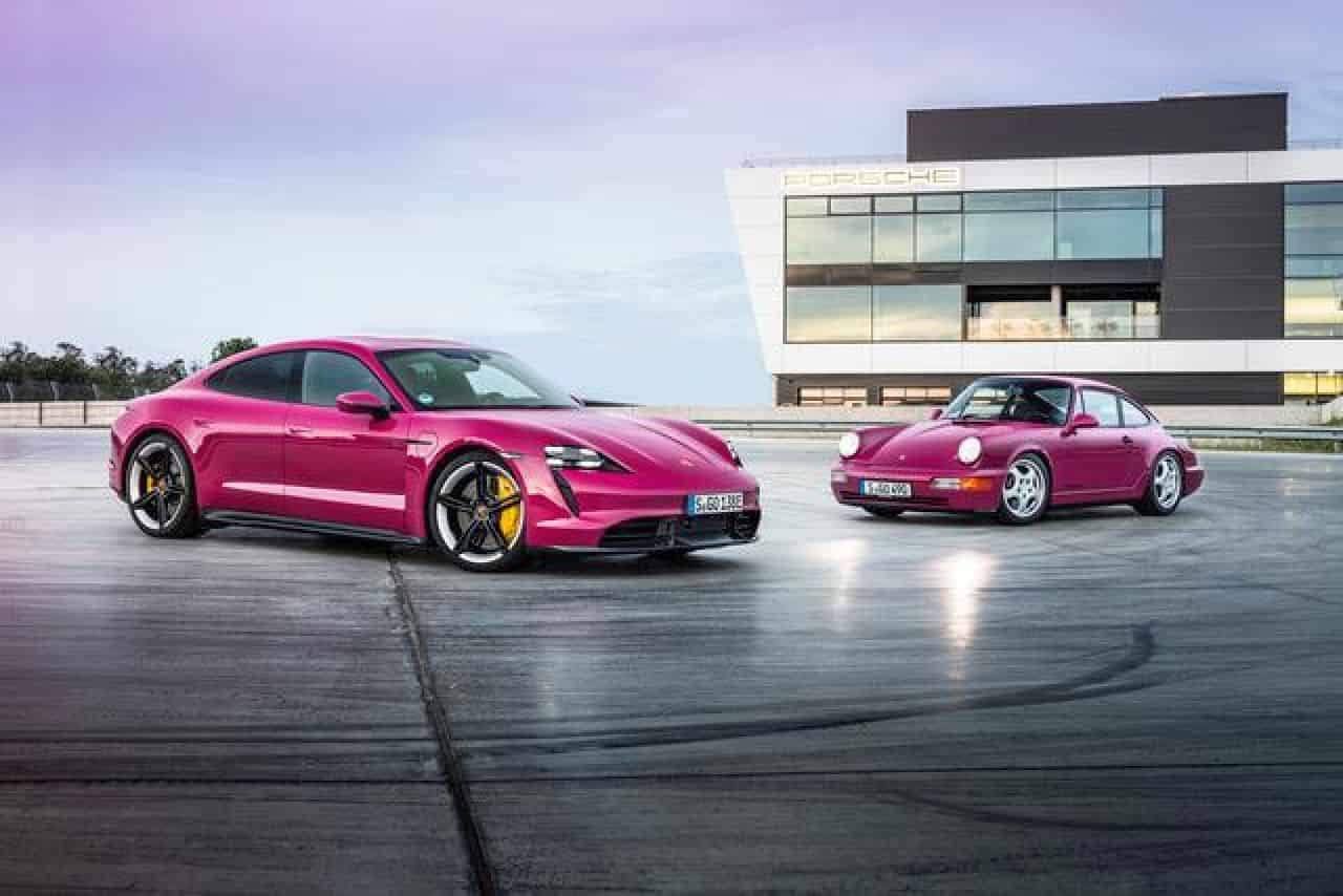 Porsche Taycan 2022: parcheggio da remoto e nuovi colori speciali. Tra le novità della gamma elettrificata arriva il Remote Park Assist