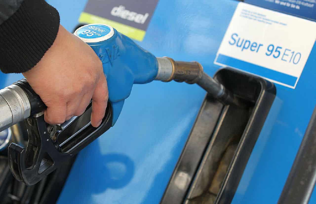 Benzina, carenza in Inghilterra: assalti e file alle pompe. Il motivo