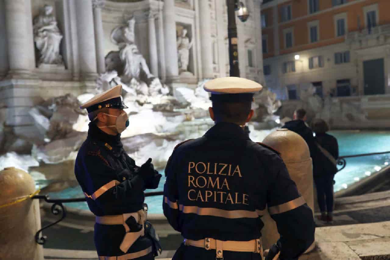 Auto, multe più care parcheggi invalidi e stretta sui monopattini: il decreto