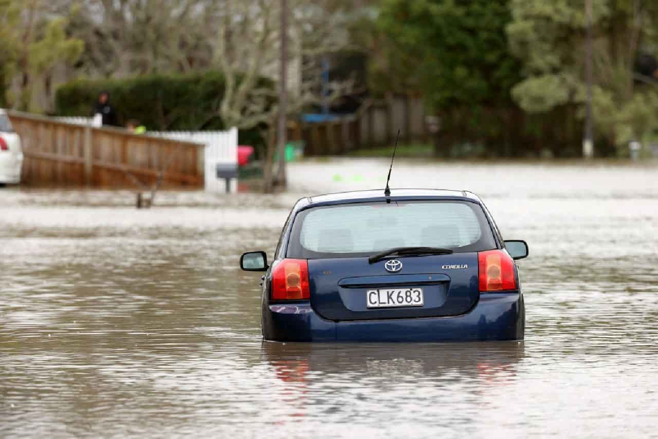 Si stende sulla sua Toyota sotto la grandine per salvarla: il video è virale