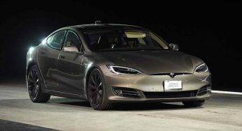 Una Tesla attraversa un lago sommersa: il video dell’impresa da brividi