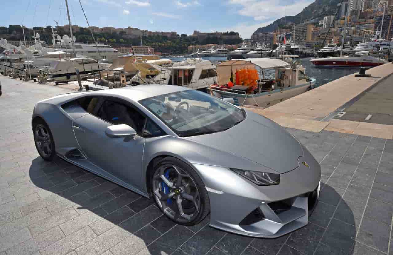 Cade con la Lamborghini Huracan nel lago: la polizia lo sbeffeggia