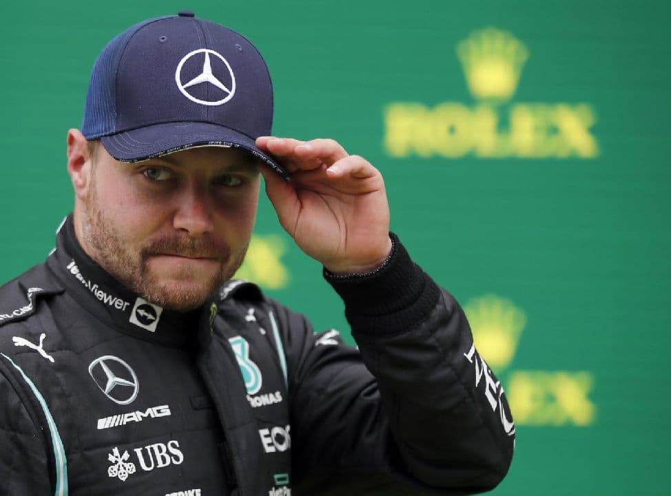 Bottas, un regalo inaspettato dalla Mercedes: la foto con il cimelio della F1