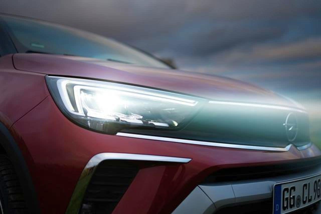 Opel presenta "Intelli Lux", i fari led super potenti che non abbagliano