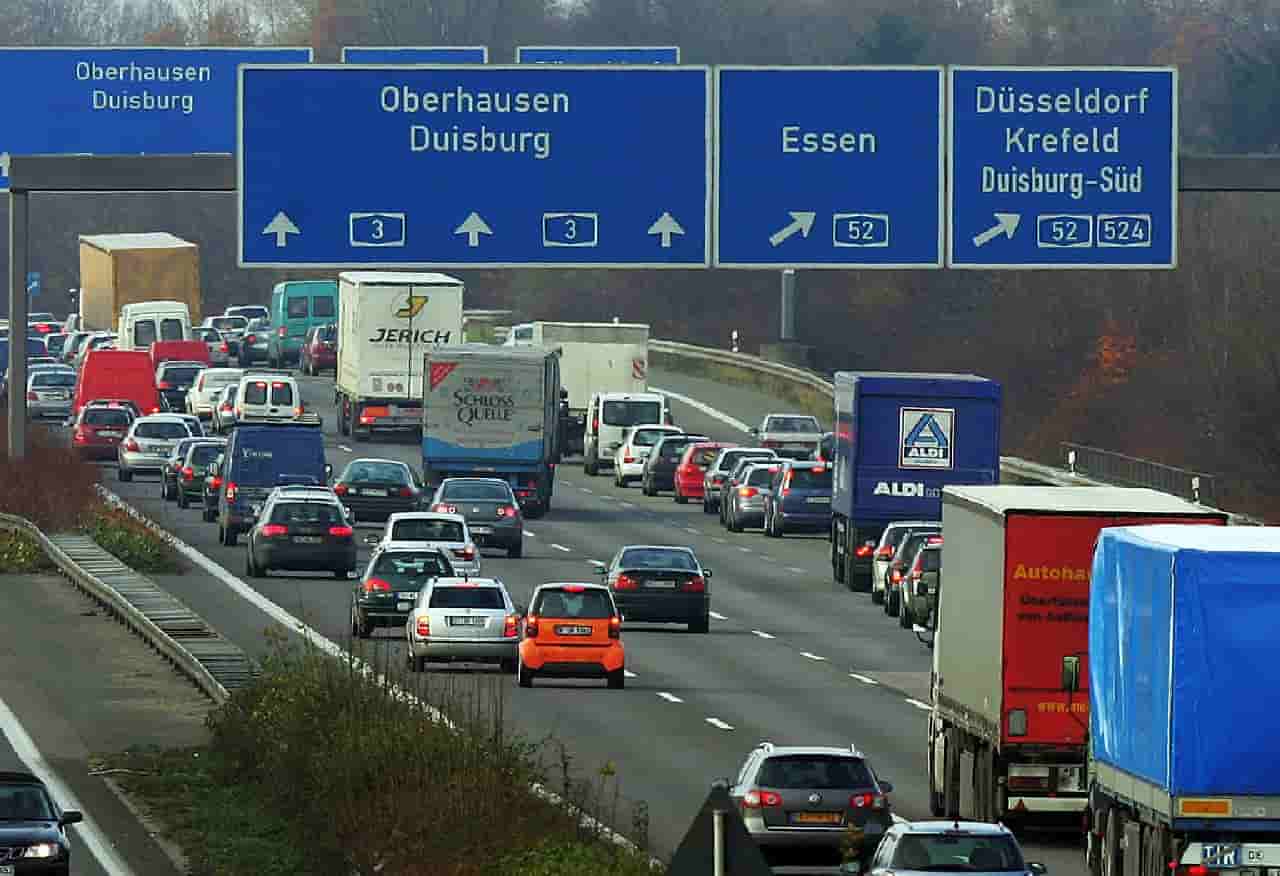 Autostrada, assurdo tamponamento in diretta tv: il video è sconvolgente