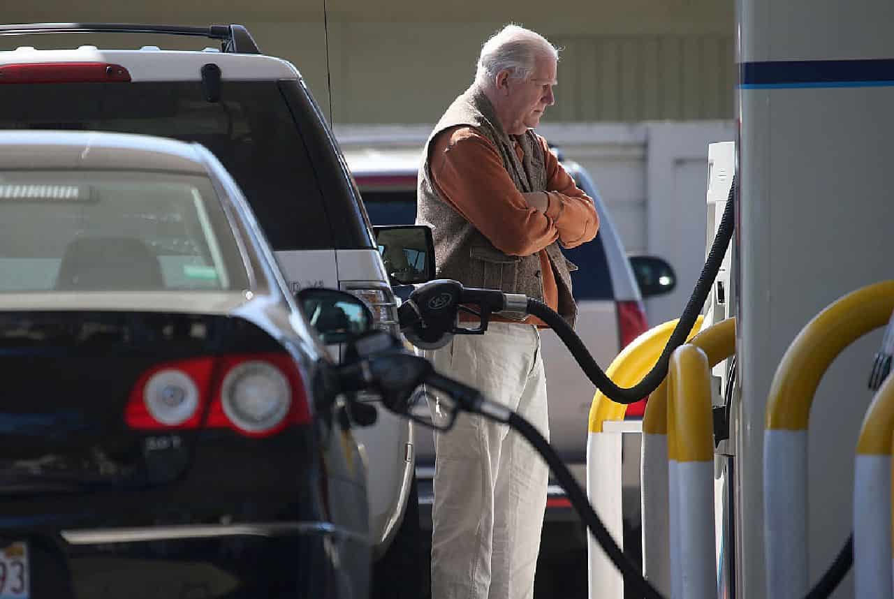 Prezzi carburanti, buone notizie: scendono i prezzi. I dati completi