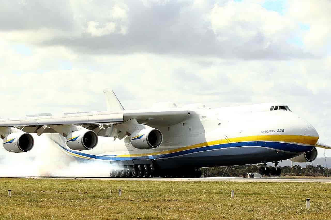 Antonov An-225, l'Aereo che "taglia" la nebbia: il video è suggestivo