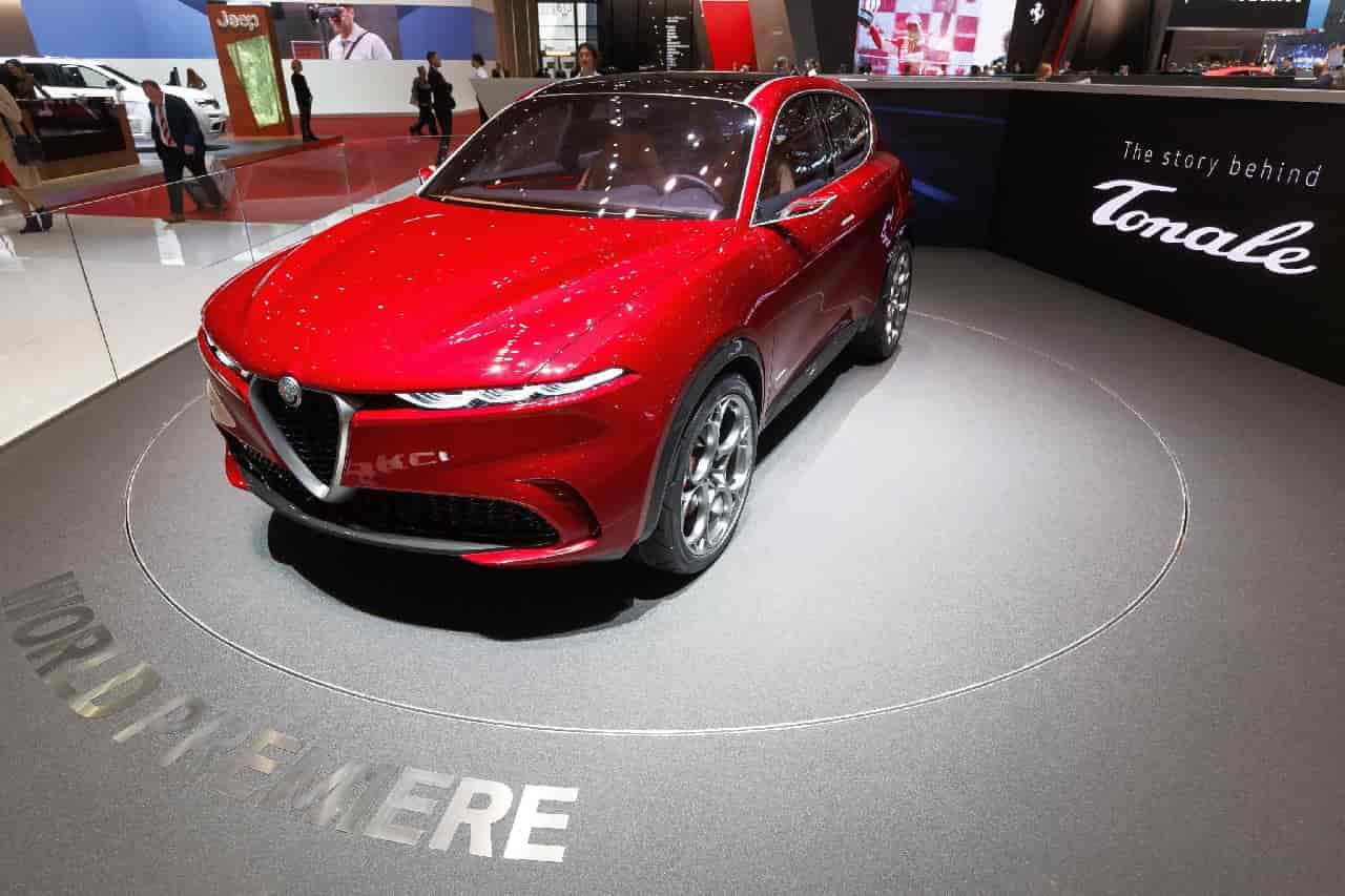 Alfa Romeo Tonale, gli auguri "nascondono" il primo teaser ufficiale - Video